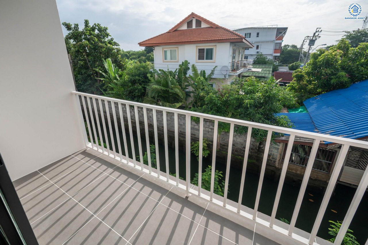 บ้านมือสองตกแต่งใหม่ โครงการ มณธานี บางแค บ้านเดี่ยว 3 ชั้นหลังมุม ดีไซน์หรูหรา เนื้อที่กว้าง 65.6 ตร.ว. พื้นที่ใช้สอย 240 ตร.ม. ฟังก์ชัน 5 ห้องนอน 4 ห้องน้ำ 2 ที่จอดรถ ฟังก์ชันครบตอบทุกไลฟ์สไตล์ บนทำเลศักยภาพ เชื่อมต่อถนนกาญจนาภิเษก ใกล้เดอะมอลล์บางแค ใกล้รถไฟฟ้าสายสีน้ำเงิน "สถานีหลักสอง" และจุดขึ้นทางด่วน "กาญจนาภิเษก"